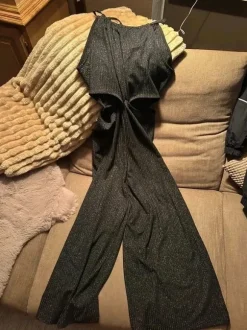 Schwarzer Glitzer-Jumpsuit mit Cut-out an der Taille