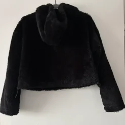 Schwarzer Hoodie