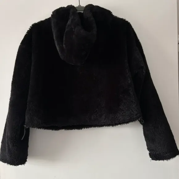 Schwarzer Hoodie