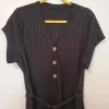 Schwarzer Overall mit Gürtel