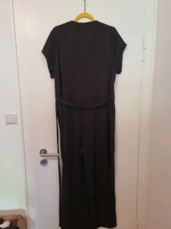 Schwarzer Overall mit Gürtel