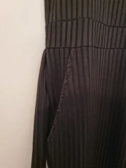 Schwarzer Overall mit Gürtel