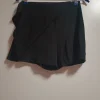 Schwarzer Skort mit leichtem elastisch bequemen Stoff und Gummizug