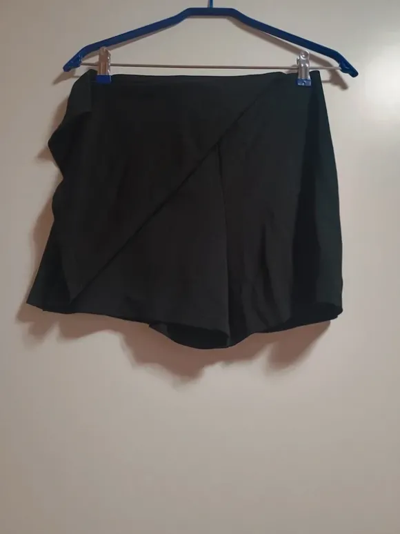 Schwarzer Skort mit leichtem elastisch bequemen Stoff und Gummizug