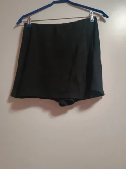 Schwarzer Skort mit leichtem elastisch bequemen Stoff und Gummizug
