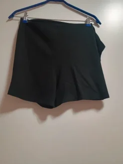 Schwarzer Skort mit leichtem elastisch bequemen Stoff und Gummizug