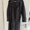 Schwarzer Trenchcoat
