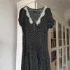 Schwarzes gepunktetes Kleid mit Spitze V-Ausschnitt