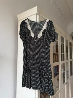 Schwarzes gepunktetes Kleid mit Spitze V-Ausschnitt