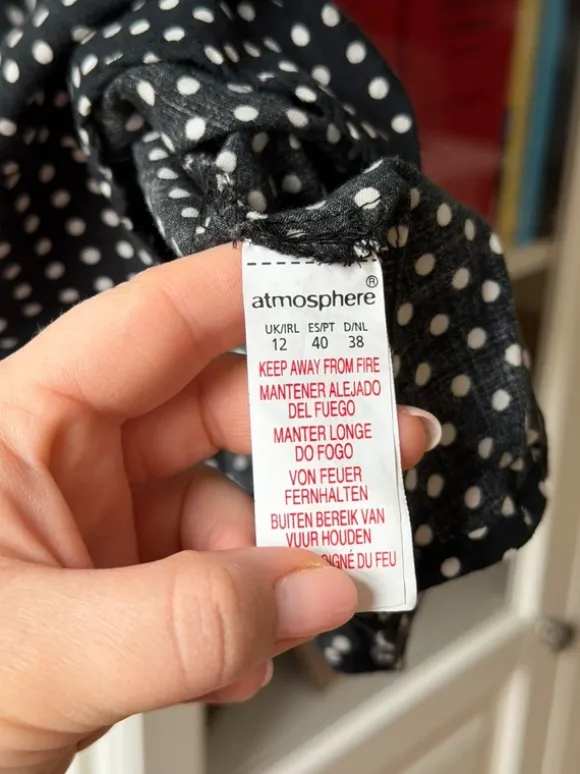 Schwarzes gepunktetes Kleid mit Spitze V-Ausschnitt