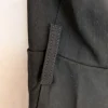 Schwarzes, knielanges Kleid