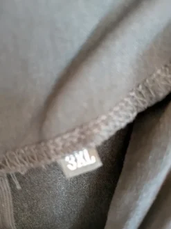 Schwarzes, knielanges Kleid