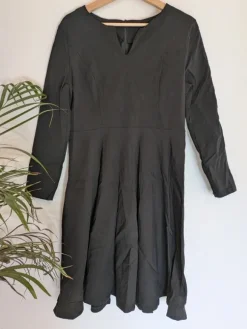 Schwarzes, knielanges Kleid