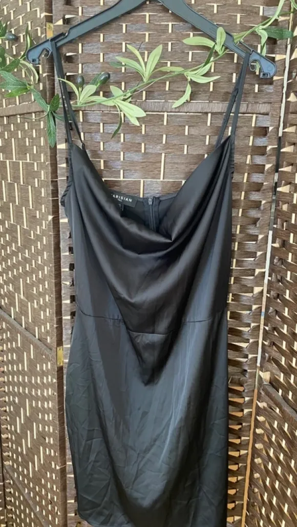Schwarzes Satin Kleid mit Wasserfall-Ausschnitt