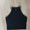 Schwarzes verspieltes Crop Top