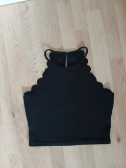 Schwarzes verspieltes Crop Top