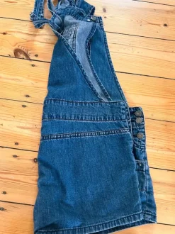 Süße Latzhose mit schönen Details