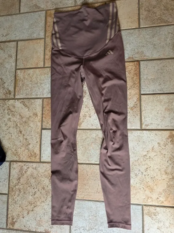 Sehr schicke braune Umstandsleggins von adidas