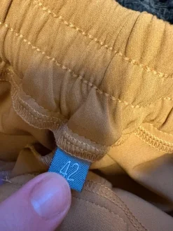 Senfgelbe Stoffhose