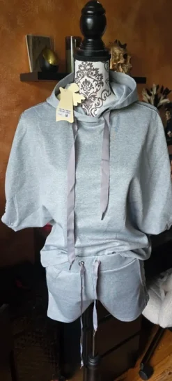Süßer Jogginganzug mit Glitzer