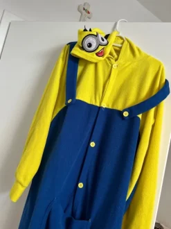 Süßer Minionjumpsuit