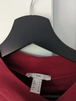 Süßes rotes Kleid