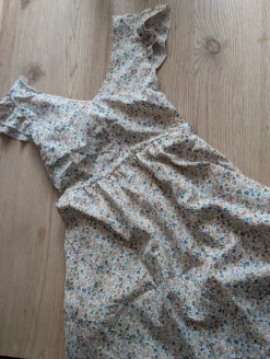 Süßes Sommerkleid mit offenem Rückenteil