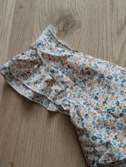 Süßes Sommerkleid mit offenem Rückenteil