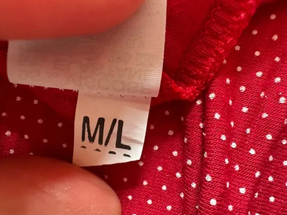 Shirt rot gepunktet