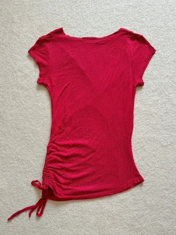 Shirt rot gepunktet
