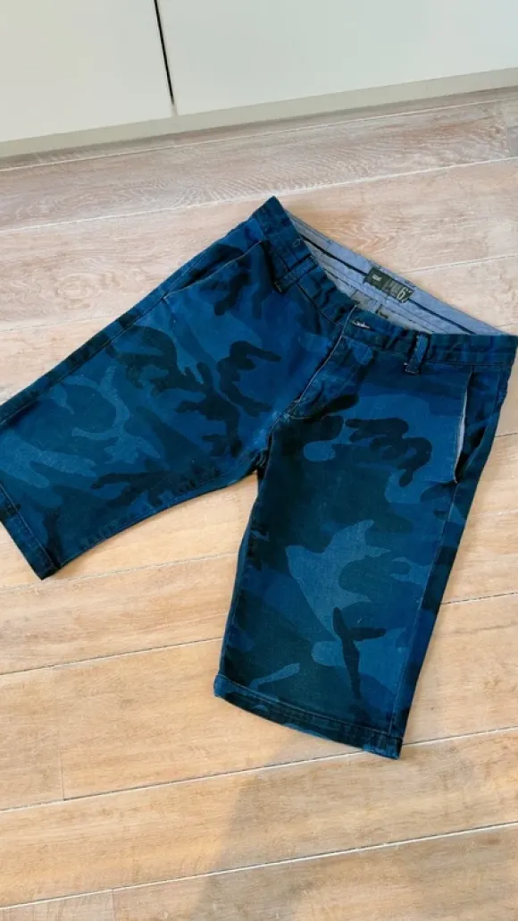 Short homme WE – taille 31 – motif camouflage bleu – excellent état