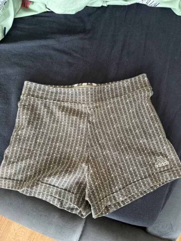 Shorts Adidas grau