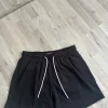 Shorts in schwarz mit leichten Streifen
