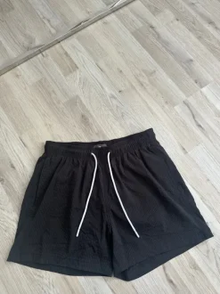 Shorts in schwarz mit leichten Streifen