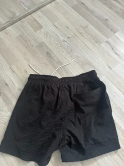 Shorts in schwarz mit leichten Streifen