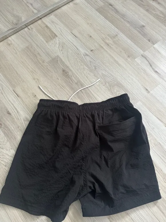 Shorts in schwarz mit leichten Streifen