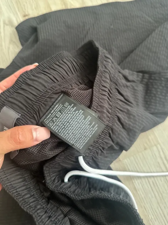 Shorts in schwarz mit leichten Streifen