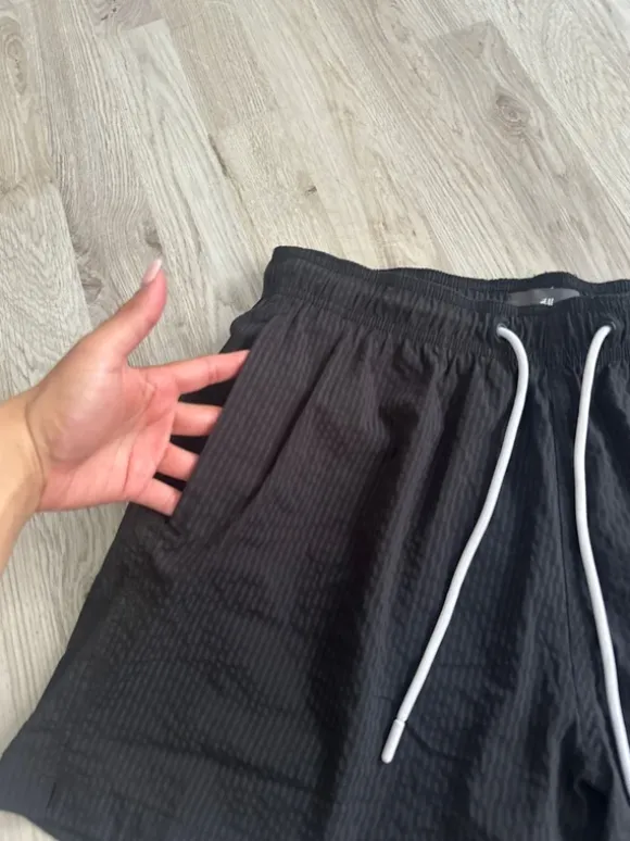 Shorts in schwarz mit leichten Streifen