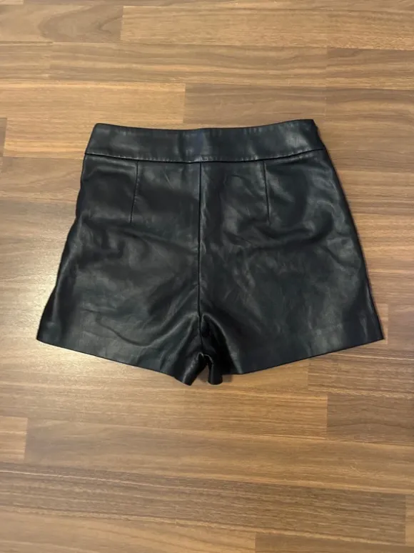 Shorts (vorn wie Rock)