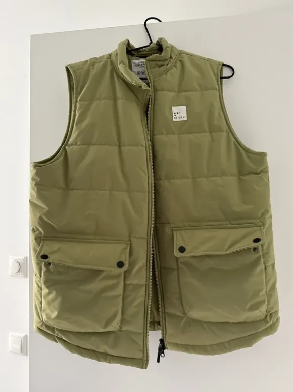 Sleeveless jacket
