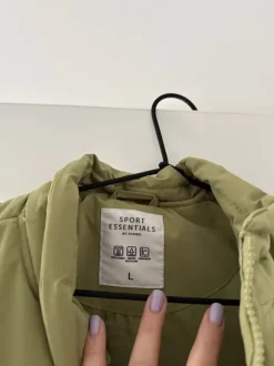 Sleeveless jacket