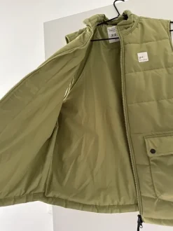 Sleeveless jacket