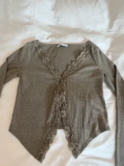 Spitzen Langarmshirt in braun grün