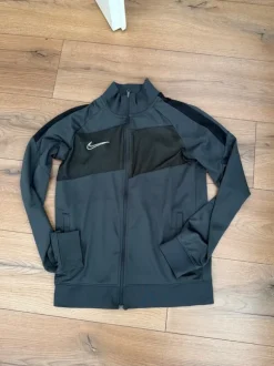 Sport Jahke von Nike in Scheider,größe L. In grau