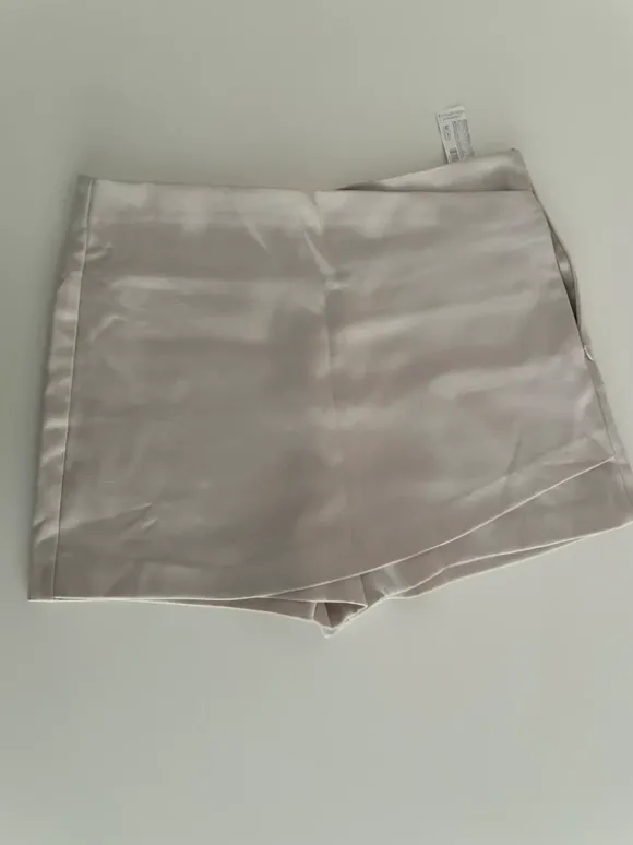 Stradivarius cream skort