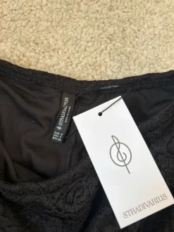 Stradivarius Hosenrock mit Spitze schwarz