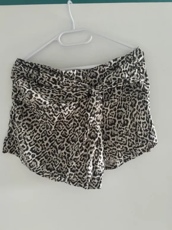 Stradivarius Skort / Rock-Shorts Leo-Print