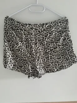 Stradivarius Skort / Rock-Shorts Leo-Print