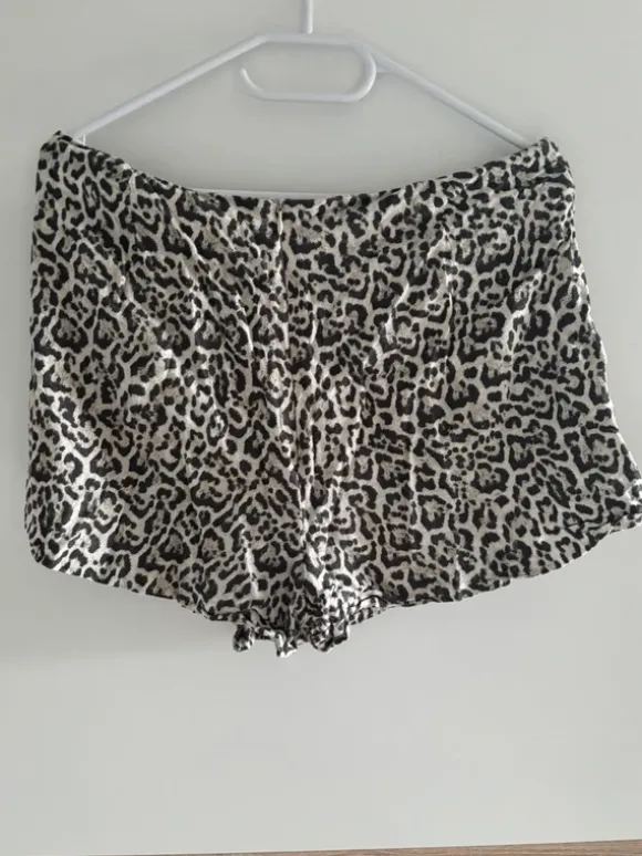 Stradivarius Skort / Rock-Shorts Leo-Print