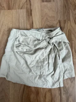 Stradivarius Skort mit Wickeloptik Beige